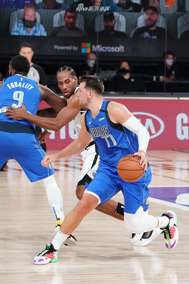 他帮助这些 他帮助这些